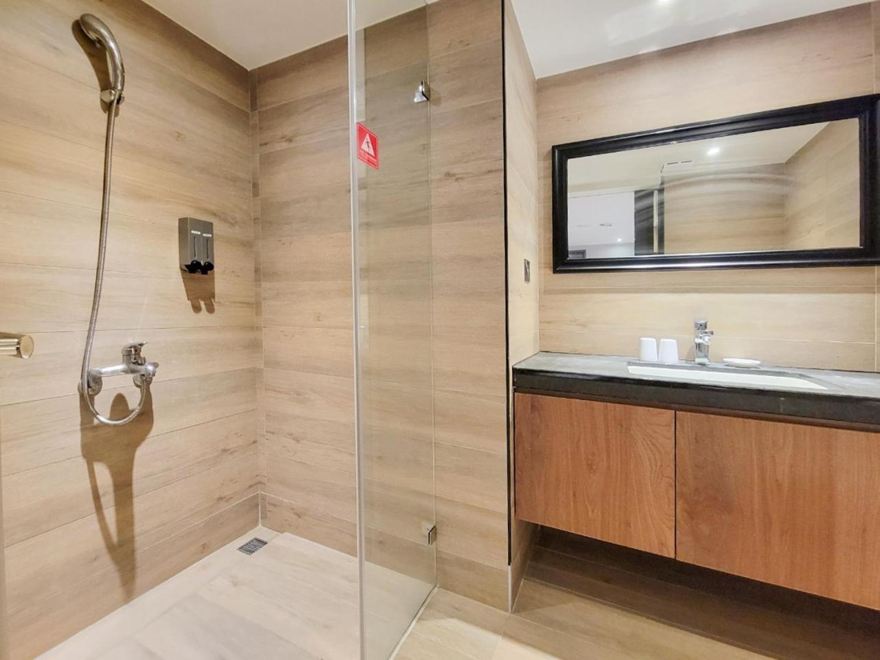 Check Inn Taichung Wenxin Zhongqing Exterior photo