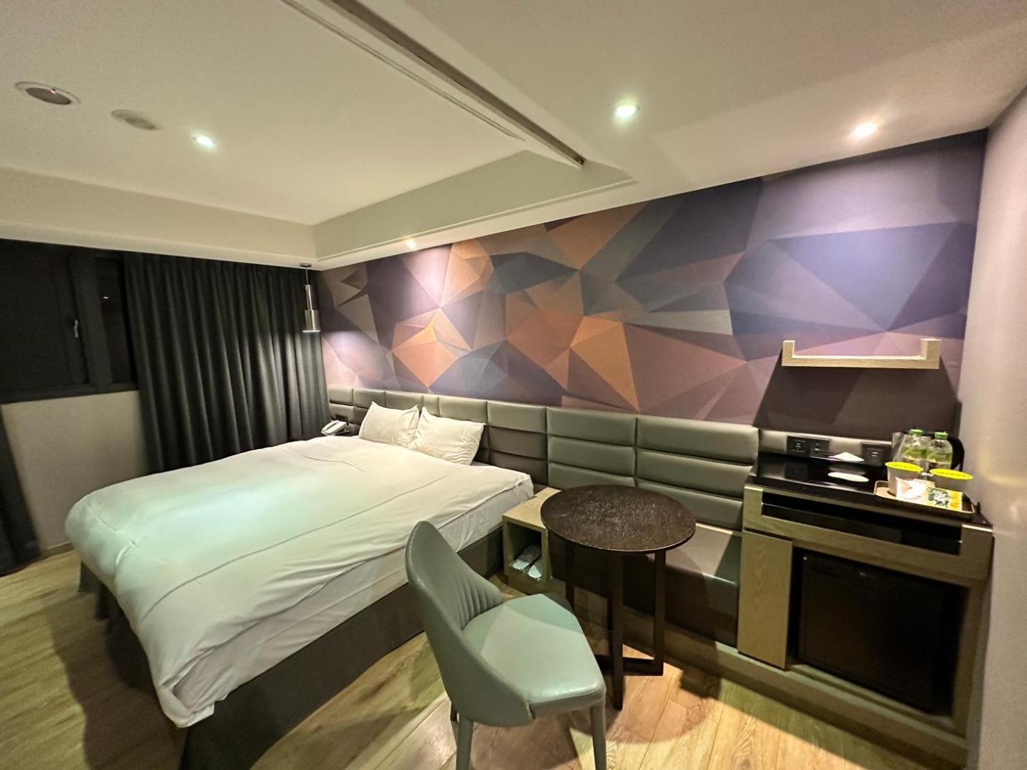 Check Inn Taichung Wenxin Zhongqing Exterior photo